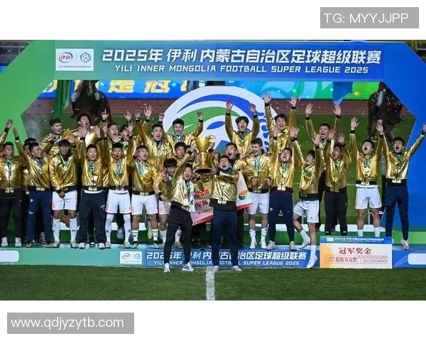 左撇子足球明星盘点他们如何在绿茵场上展现独特魅力与技巧